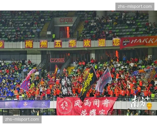 梅州客家主场遭遇持续降雨,对阵深圳队比赛场地接受紧急检查 梅州客家主场遭遇持续降雨,对阵深圳队比赛场地接受紧急检查